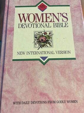 NIV Women’s Devotional Bible - Pink